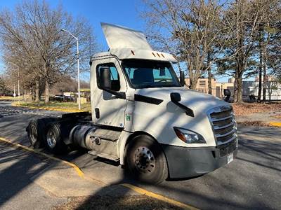 Freightliner T12664ST Day Cab Truck - 435HP, 12 Speed Automatic