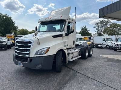 Freightliner T12664ST Day Cab Truck - 435HP, 12 Speed Automatic