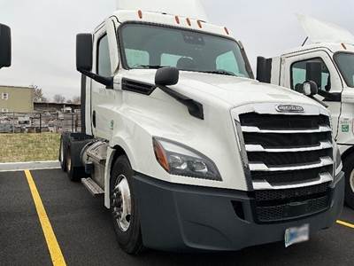 Freightliner T12664ST Day Cab Truck - 435HP, 12 Speed Automatic