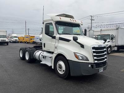 Freightliner T12664ST Day Cab Truck - 435HP, 12 Speed Automatic