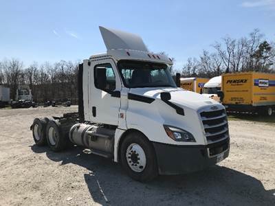 Freightliner T12664ST Day Cab Truck - 435HP, 12 Speed Automatic