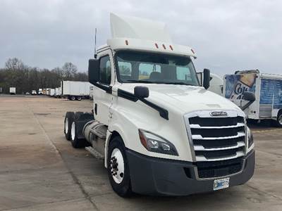 Freightliner T12664ST Day Cab Truck - 435HP, 12 Speed Automatic