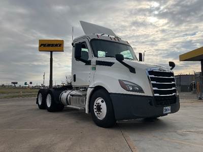 Freightliner T12664ST Day Cab Truck - 455HP, 12 Speed Automatic