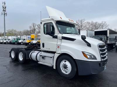 Freightliner T12664ST Day Cab Truck - 435HP, 12 Speed Automatic