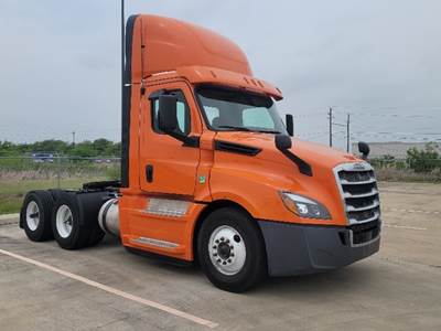 Freightliner T12664ST Day Cab Truck - 400HP, 12 Speed Automatic