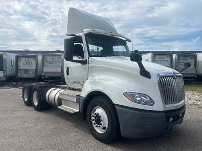 International LT625 Day Cab Truck - Cummins 430HP, 10 Speed Automatic