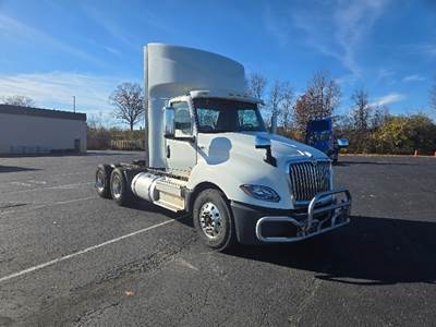 International LT625 Day Cab Truck - Cummins 450HP, 10 Speed Automatic