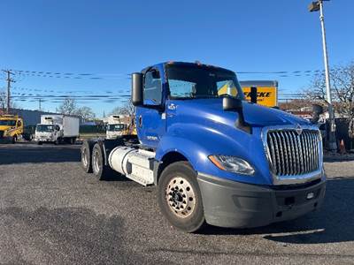 International LT625 Day Cab Truck - Cummins 430HP, 10 Speed Manual