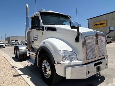 Kenworth T880 Day Cab Truck - Cummins 485HP, 10 Speed Manual