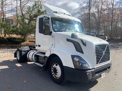 Volvo VNL42300 Single Axle Day Cab Truck - 405HP, 12 Speed Automatic