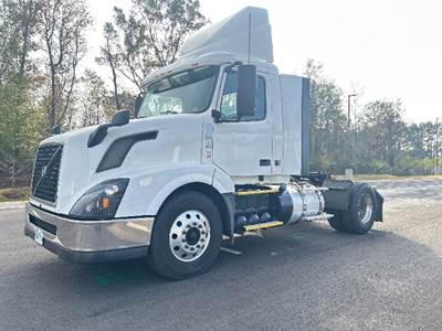Volvo VNL42300 Single Axle Day Cab Truck - 425HP, 12 Speed Automatic