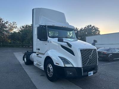 Volvo VNL42300 Single Axle Day Cab Truck - 405HP, 12 Speed Automatic