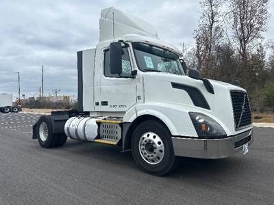 Volvo VNL42300 Single Axle Day Cab Truck - 425HP, 12 Speed Automatic