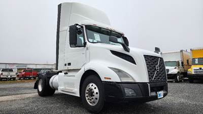 Volvo VNL42300 Single Axle Day Cab Truck - 405HP, 12 Speed Automatic