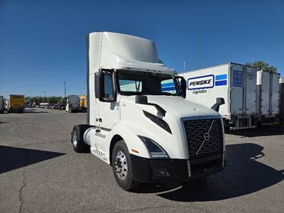 Volvo VNL42300 Single Axle Day Cab Truck - 405HP, 12 Speed Automatic