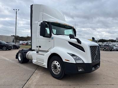 Volvo VNL42300 Single Axle Day Cab Truck - 405HP, 12 Speed Automatic