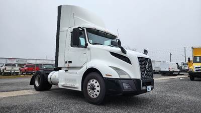 Volvo VNL42300 Single Axle Day Cab Truck - 405HP, 12 Speed Automatic