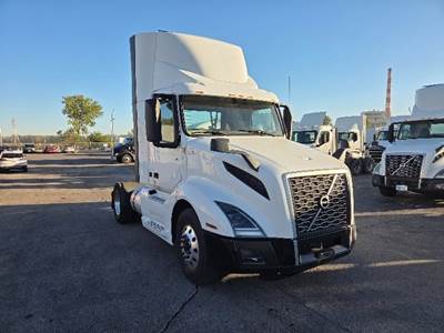 Volvo VNL42300 Single Axle Day Cab Truck - 405HP, 12 Speed Automatic