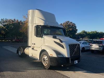 Volvo VNL42300 Single Axle Day Cab Truck - 405HP, 12 Speed Automatic