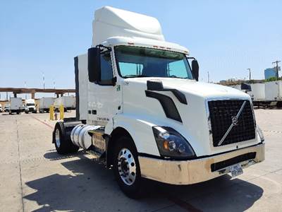Volvo VNL42300 Single Axle Day Cab Truck - 425HP, 12 Speed Automatic