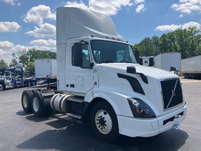 Volvo VNL62300 Single Axle Day Cab Truck - 425HP, 12 Speed Automatic