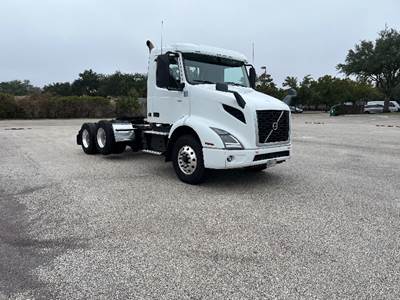 Volvo VNL62300 Day Cab Truck - 455HP, 12 Speed Automatic