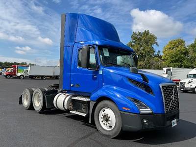 Volvo VNL62300 Single Axle Day Cab Truck - 425HP, 12 Speed Automatic