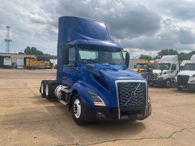Volvo VNL62300 Single Axle Day Cab Truck - 425HP, 12 Speed Automatic