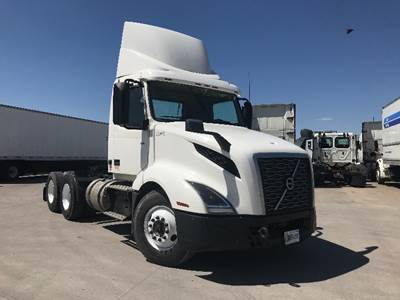 Volvo VNL64300 Day Cab Truck - 425HP, 12 Speed Automatic