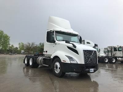 Volvo VNL64300 Day Cab Truck - 425HP, 12 Speed Automatic
