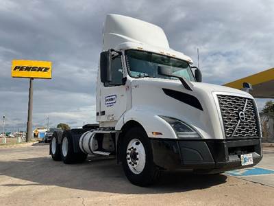 Volvo VNL64300 Day Cab Truck - 425HP, 12 Speed Automatic