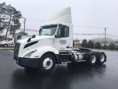 Volvo VNL64300 Day Cab Truck - 425HP, 12 Speed Automatic