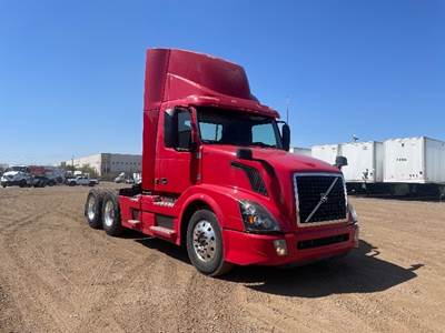 Volvo VNL64300 Day Cab Truck - 425HP