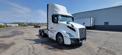 Volvo VNL64300 Day Cab Truck - 455HP, 12 Speed Automatic