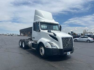 Volvo VNL64300 Day Cab Truck - 425HP, 12 Speed Automatic