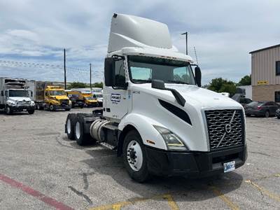 Volvo VNL64300 Day Cab Truck - 425HP, 12 Speed Automatic