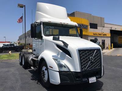 Volvo VNL64300 Day Cab Truck - 425HP, 12 Speed Automatic