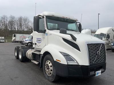Volvo VNL64300 Day Cab Truck - 425HP, 12 Speed Automatic