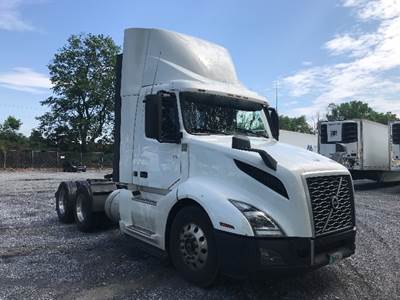 Volvo VNL64300 Day Cab Truck - 455HP, 12 Speed Automatic