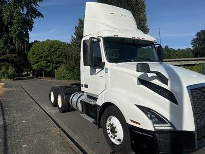 Volvo VNL64300 Day Cab Truck - 425HP, 12 Speed Automatic