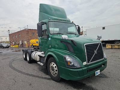 Volvo VNL64300 Day Cab Truck - 475HP, 10 Speed Manual