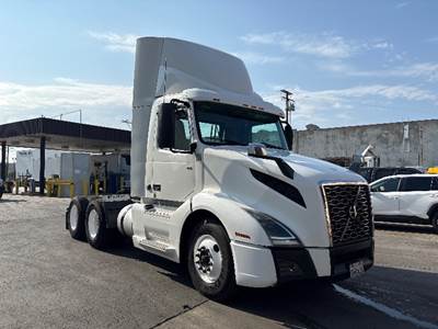 Volvo VNL64300 Day Cab Truck - 425HP, 12 Speed Automatic