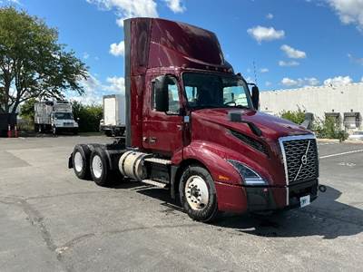 Volvo VNL64300 Day Cab Truck - 425HP, 12 Speed Automatic