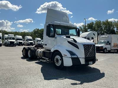 Volvo VNL64300 Day Cab Truck - 435HP, 12 Speed Automatic