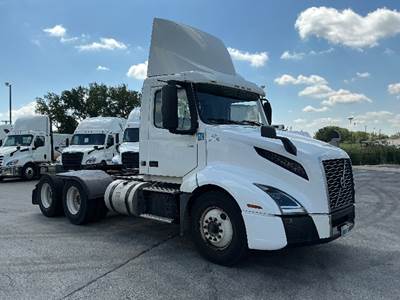 Volvo VNL64300 Day Cab Truck - 435HP, 12 Speed Automatic