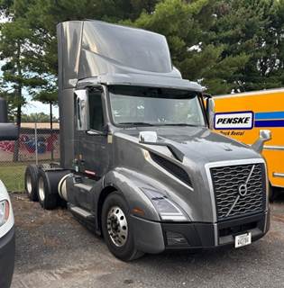 Volvo VNL64300 Day Cab Truck - 455HP, 12 Speed Automatic