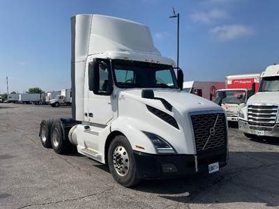 Volvo VNL64300 Day Cab Truck - 405HP, 12 Speed Automatic