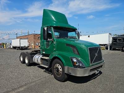 Volvo VNL64300 Day Cab Truck - 425HP, 12 Speed Automatic