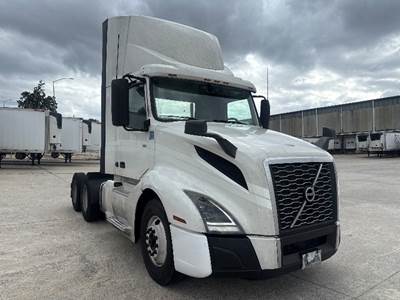 Volvo VNL64300 Day Cab Truck - 405HP, 12 Speed Automatic