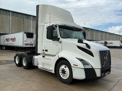 Volvo VNL64300 Day Cab Truck - 405HP, 12 Speed Automatic